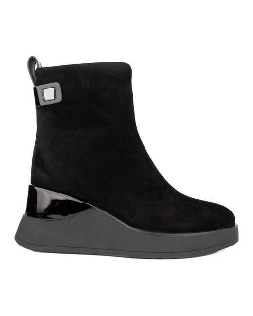 Linda Baumann Black Ankle Boots