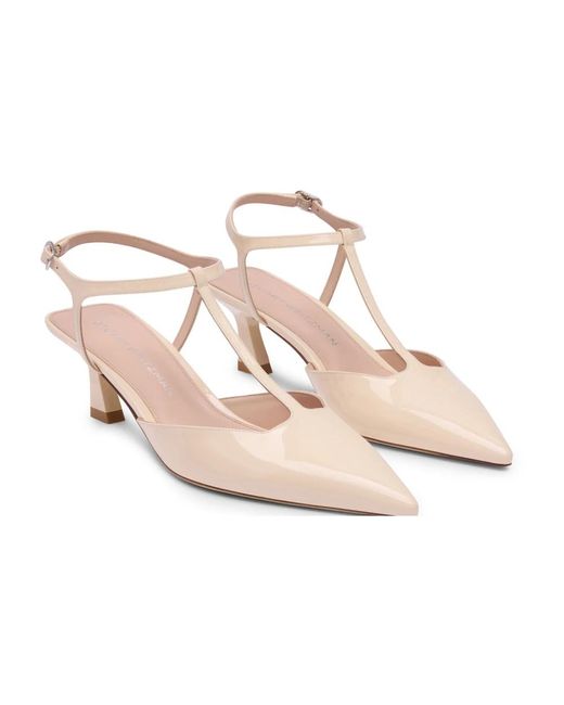 Stuart Weitzman Vinnie T-Strap Pomp in het Pink