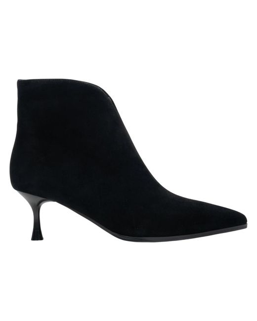 ESTRO Black Heeled Boots