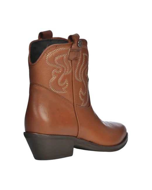 Cowboy Boots di GISÉL MOIRÉ in Brown