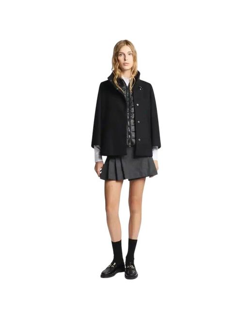 Fay Cape in het Black