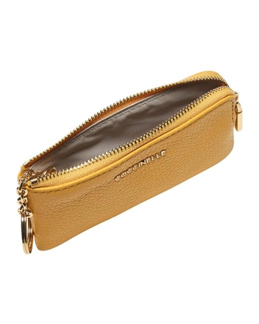 Clutches di Coccinelle in Yellow