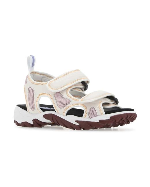 McQueen White Stilvolle flache Sandalen mit Multicolor-Stoff