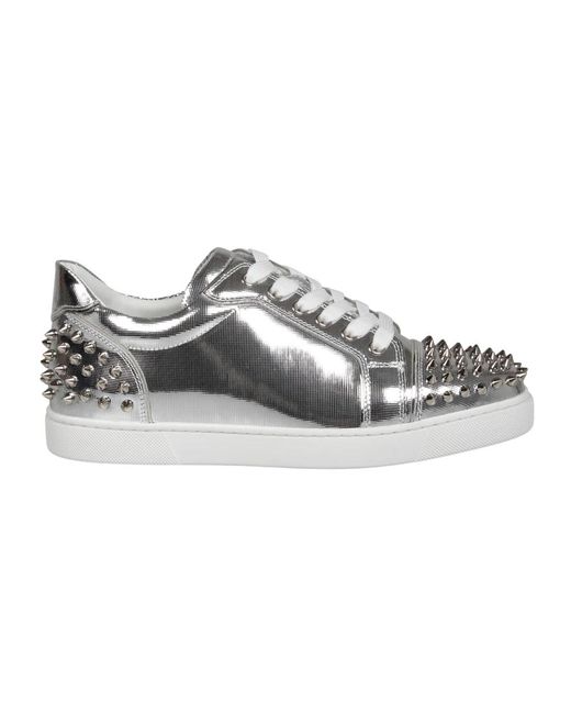 Sneakers in pelle metallica con spikes di Christian Louboutin in Gray