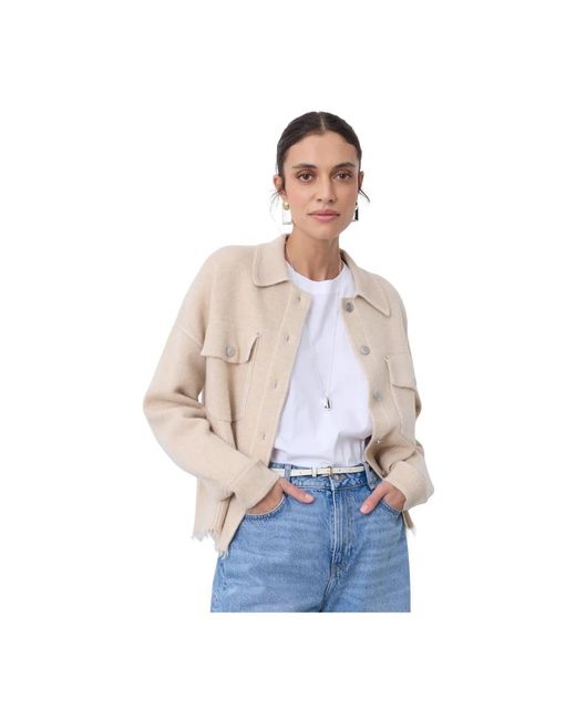Light Jackets Not Shy de color White