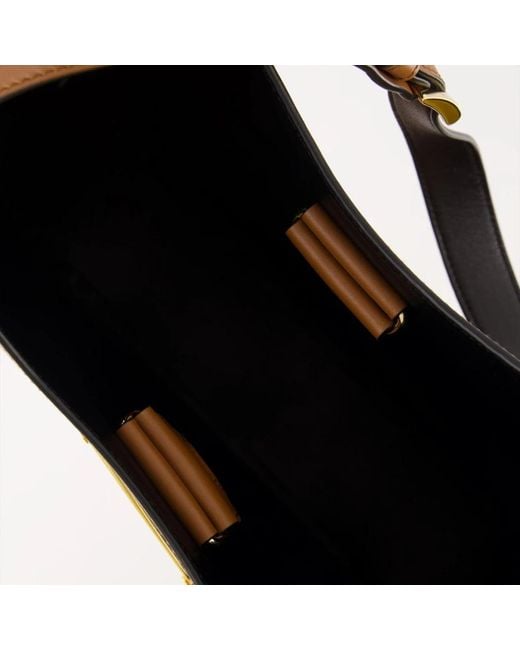 Prada Brown Leder umhängetasche mit metall details
