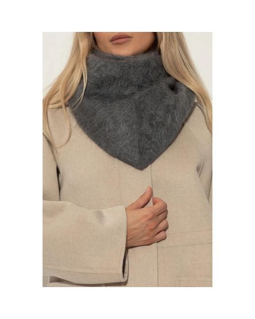 Winter Scarves di Lisa Yang in Gray