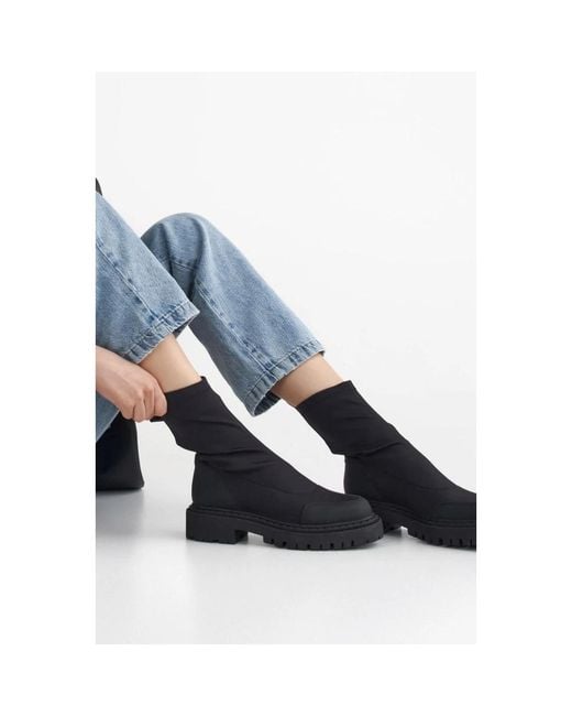 ESTRO Black Ankle Boots