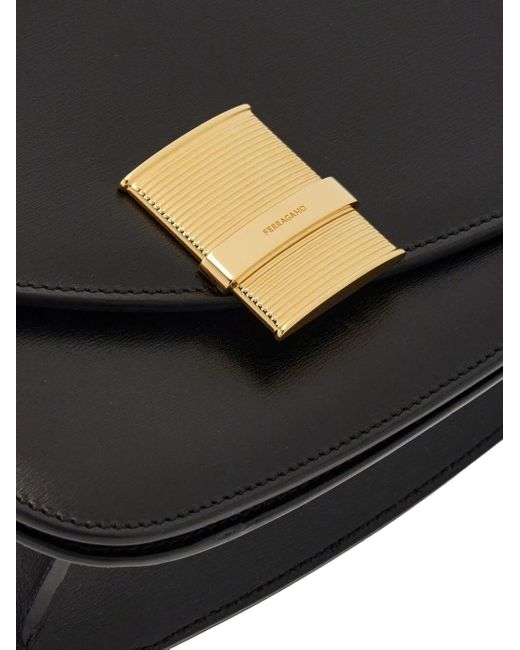 Small Asymmetric leather crossbody bag di Ferragamo in Black