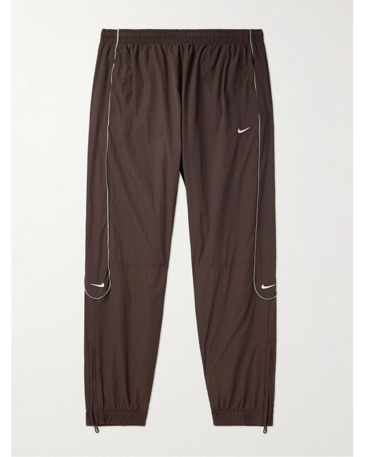 Nike Solo Swoosh schmal zulaufende Jogginghose aus Nylon mit Logostickerei in Brown für Herren