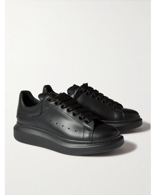 Sneakers in pelle con suola oversize e borchie di Alexander McQueen in Black da Uomo
