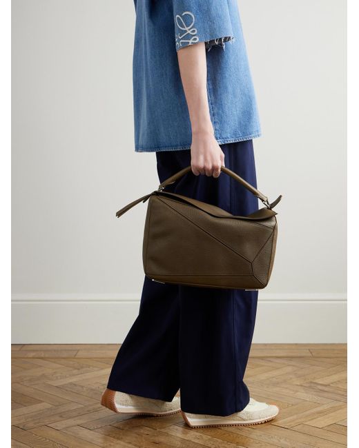 Loewe Puzzle Edge Large Umhängetasche aus vollnarbigem Leder mit Logoprägung in Brown für Herren