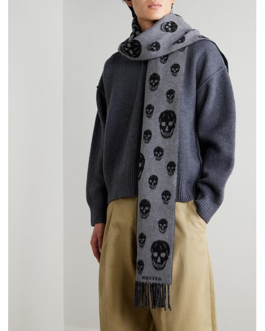 Fringed Intarsia-Knit Wool And Cashmere-Blend Scarf di McQueen in Gray da Uomo