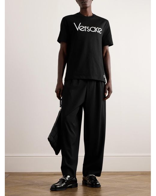 T-shirt in jersey di cotone con logo ricamato e applicazione di Versace in Black da Uomo