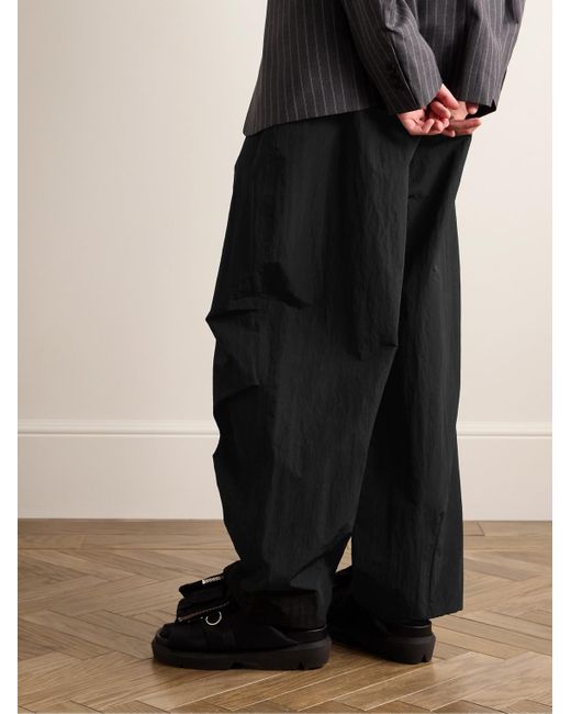 Pantaloni a gamba larga in micro-ripstop di misto nylon con pinces di Amomento in Black da Uomo