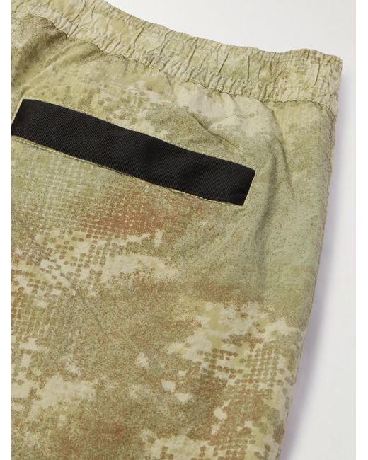 Shorts a gamba dritta in shell con stampa camouflage e finiture in raso di Stone Island in Green da Uomo