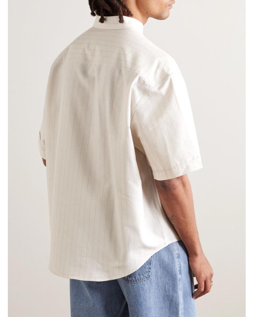 Camicia in cotone a righe con collo button-down e logo ricamato di AMI in White da Uomo