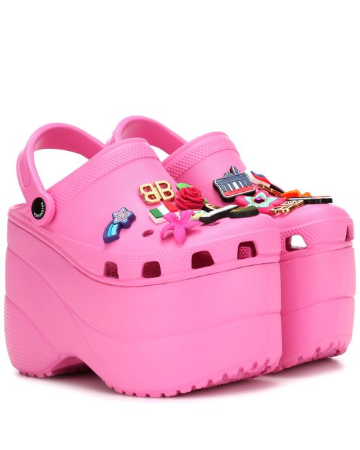 Balenciaga Pink Verzierte Crocs mit Plateausohle