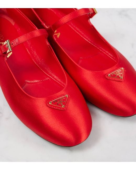 Ballerines Mary Jane en satin a logo Prada en coloris Red