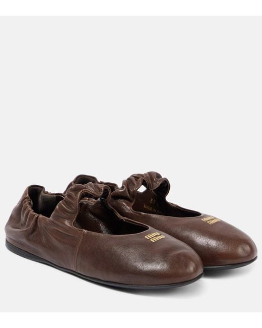 Bailarinas De Piel Con Logo Miu Miu de color Brown