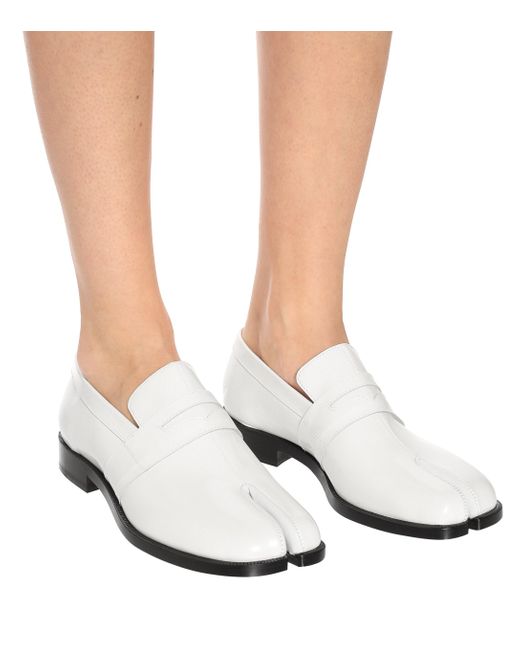 Maison Margiela Tabi Patent-leather Loafers in White - Lyst