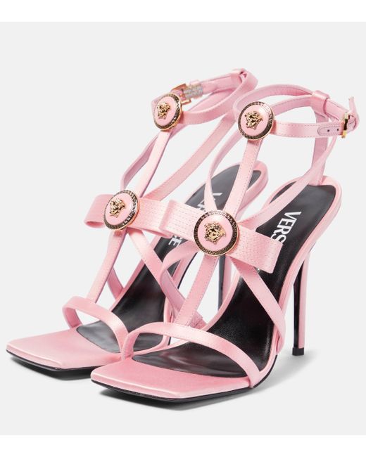 Sandales Gianni Ribbon en satin Versace en coloris Pink