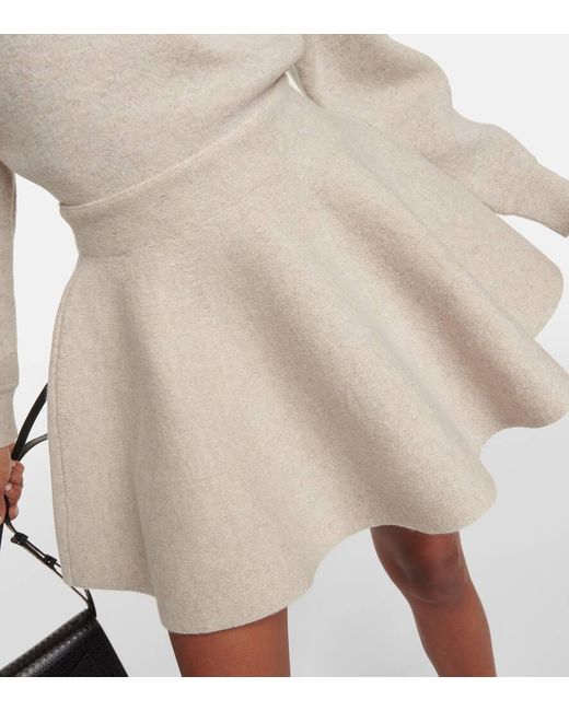 Minifalda flared en mezcla de lana Alaïa de color Natural