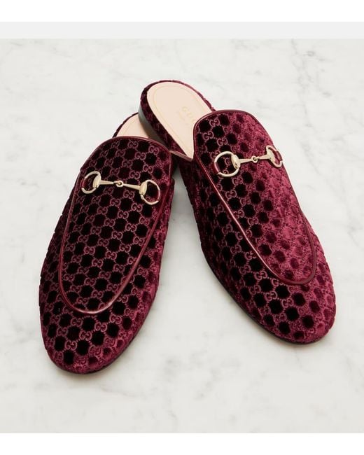 Mules Princetown De Terciopelo Con Horsebit Gucci de color Red