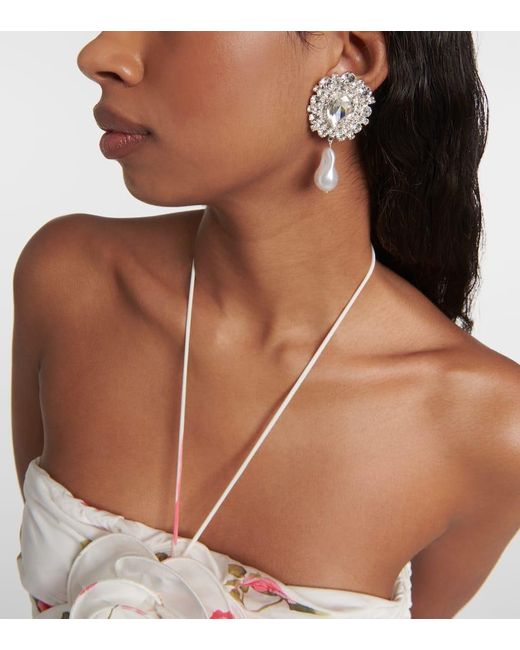 Orecchini clip-on con perle bijoux e cristalli di Magda Butrym in White