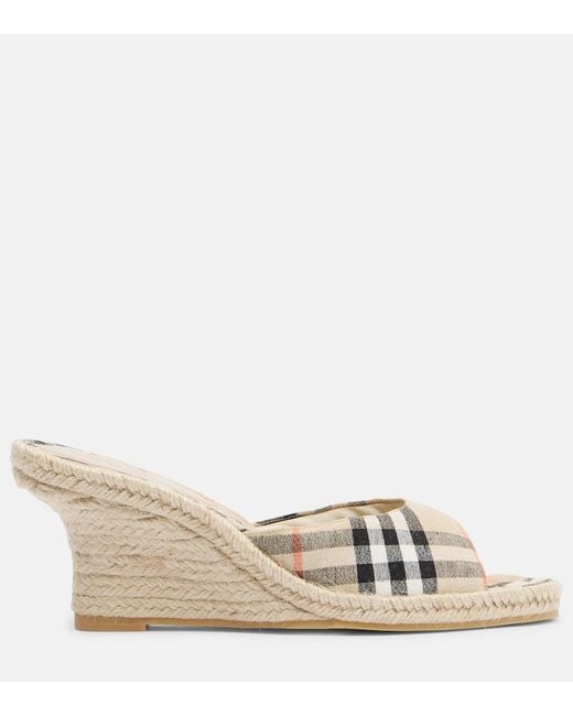 Mules Compensees Check Burberry en coloris Natural