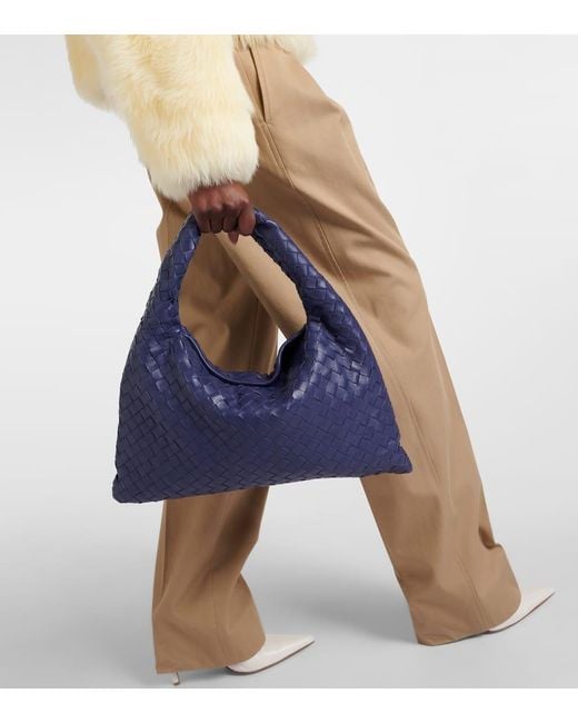 Sac Hop Medium Intrecciato En Cuir Bottega Veneta en coloris Blue