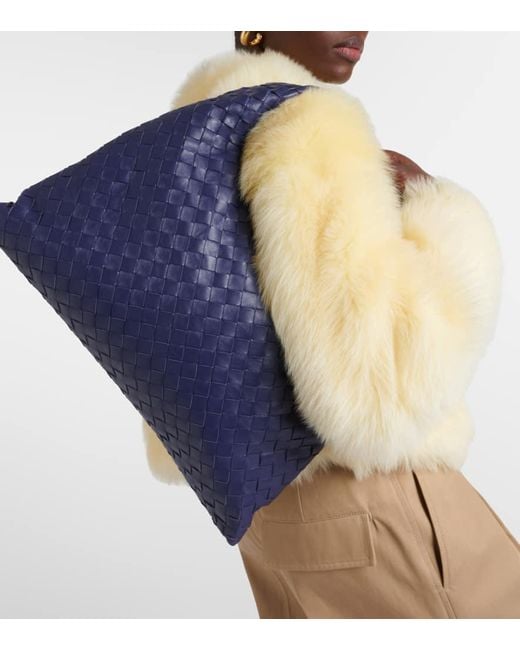 Sac Hop Medium Intrecciato En Cuir Bottega Veneta en coloris Blue