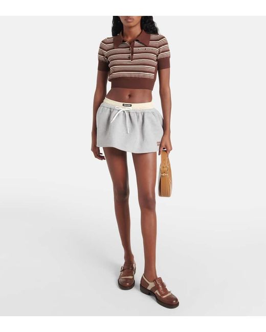 Mini-Jupe En Coton A Logo Miu Miu en coloris Gray