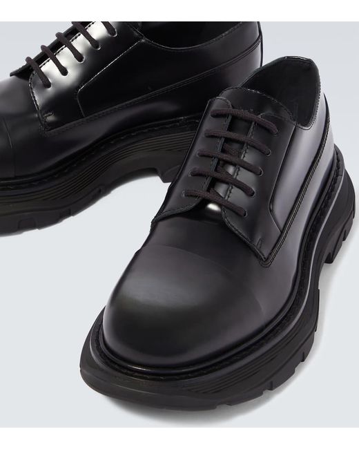 Zapatos derby Tread de piel Alexander McQueen de hombre de color Black