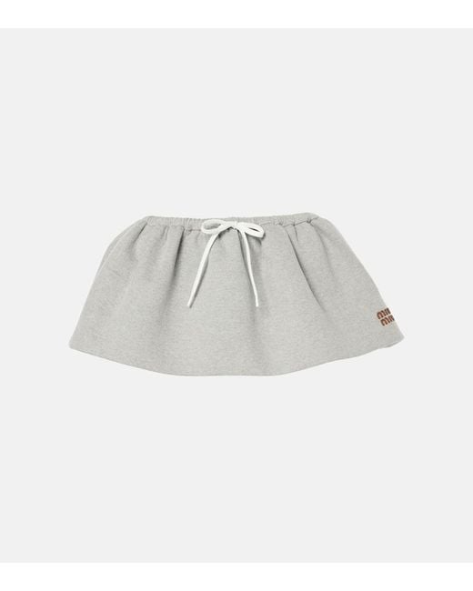 Mini-Jupe En Coton A Logo Miu Miu en coloris Gray