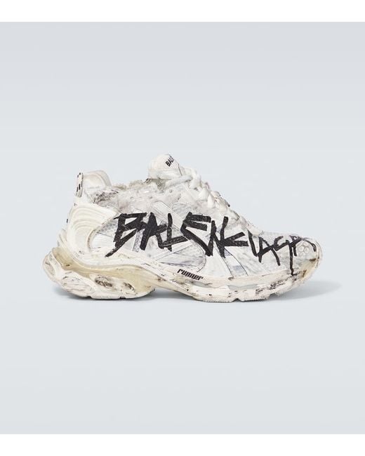 Sneakers distressed Runner Graffiti di Balenciaga in Metallic da Uomo