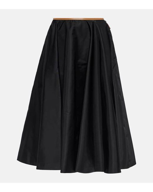 Falda midi con logo esmaltado Prada de color Black