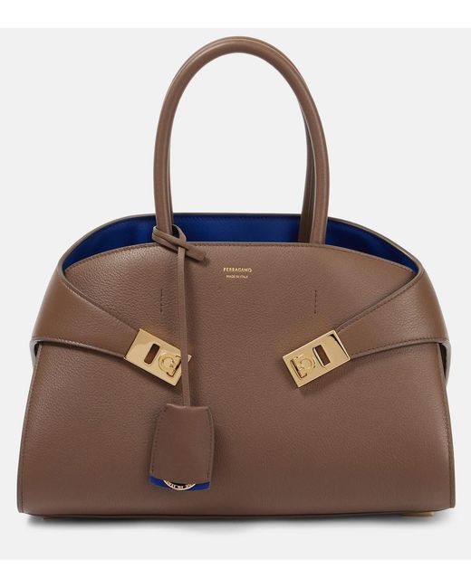 Borsa Hug Medium di Ferragamo in Brown