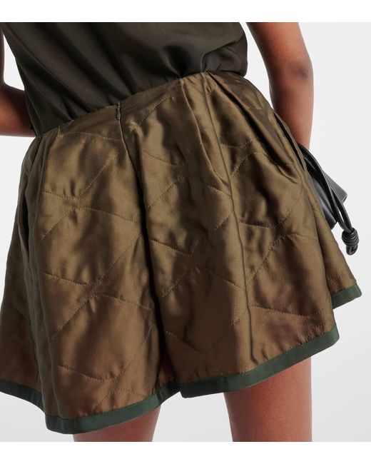 Shorts de saten acolchados Sacai de color Brown