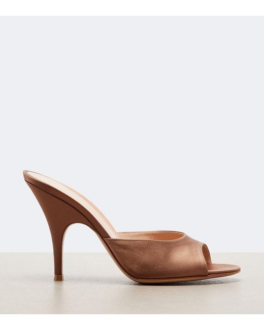Mules Sofia di Gianvito Rossi in Brown