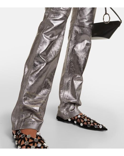Pantalones rectos de piel metalizada The Attico de color Gray