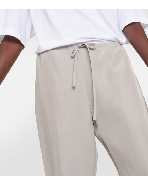 Pantalones anchos Jugi de seda de tiro alto The Row de color Gray