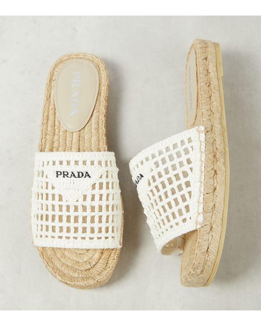 Sandali espadrillas in crochet con logo di Prada in Natural