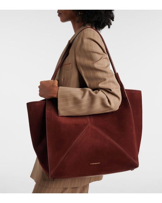 Cabas Victoria Large En Daim Victoria Beckham en coloris Red