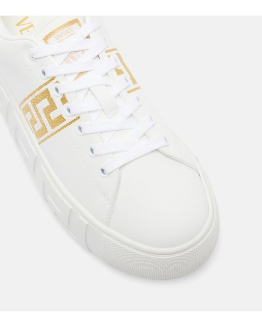 Zapatillas Greca Bordadas Versace de color White