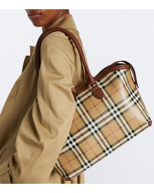 Shopper Check Medium di Burberry in Brown