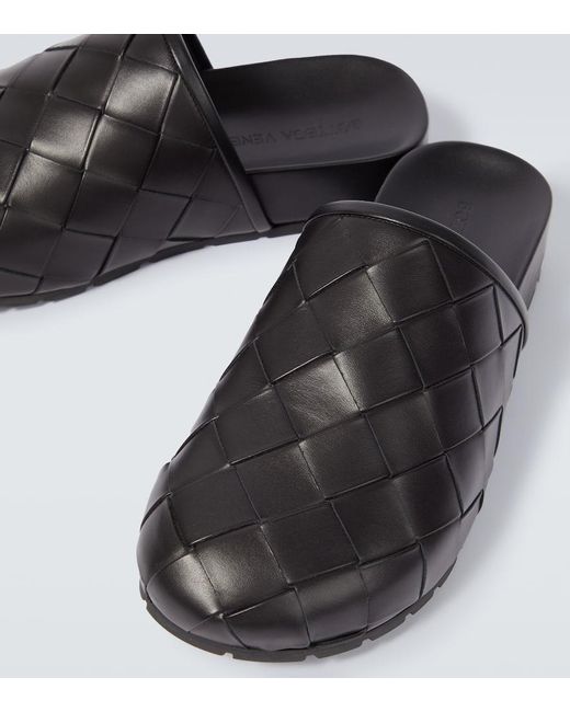 Bottega Veneta Slippers Intrecciato aus Leder in Black für Herren