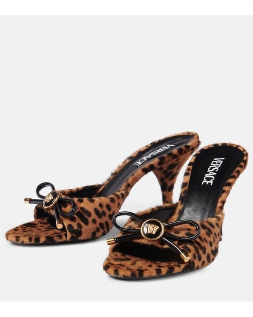 Mules Leopard Opera Bow 95 Versace en coloris Brown