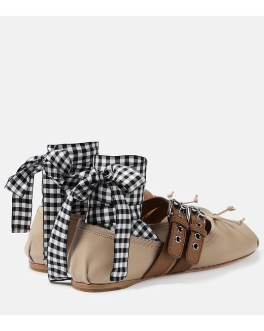 Ballerines en cuir a logo Miu Miu en coloris Black