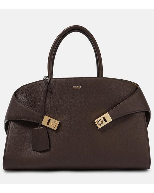 Borsa Hug Medium di Ferragamo in Brown